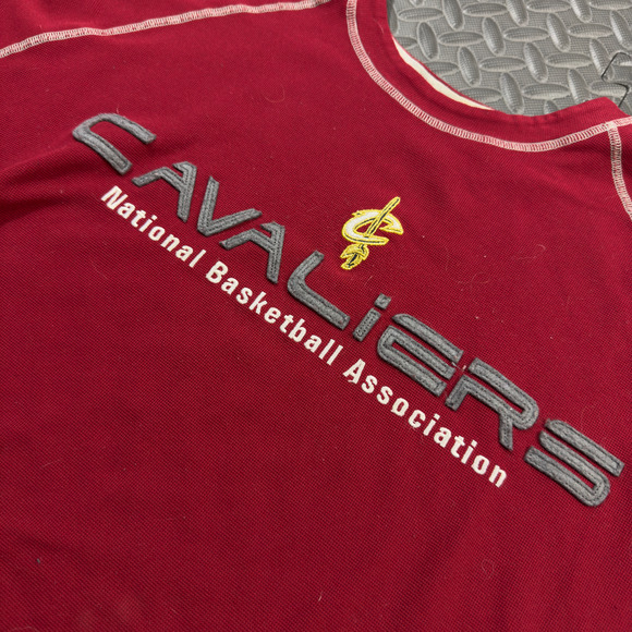 Vintage Exclusive Collection NBA Cleveland Cavaliers Shirt Men 2XL Red Crew Neck - Picture 3 of 6